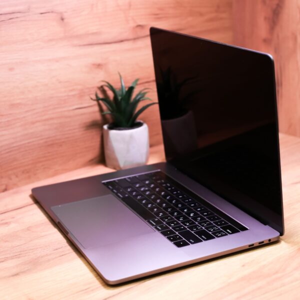 Apple MacBook Pro 15″ Space Gray (MPTT2) 2017 Б/У состояние — А - ТвойGadget